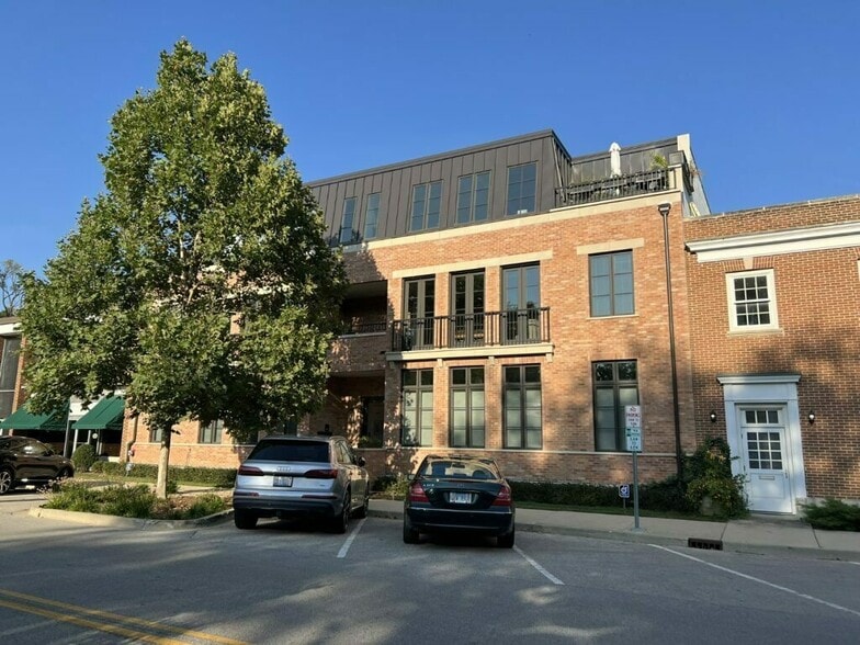 More Photos Of 1401 N Western Ave, Lake Forest Apartments For Sale