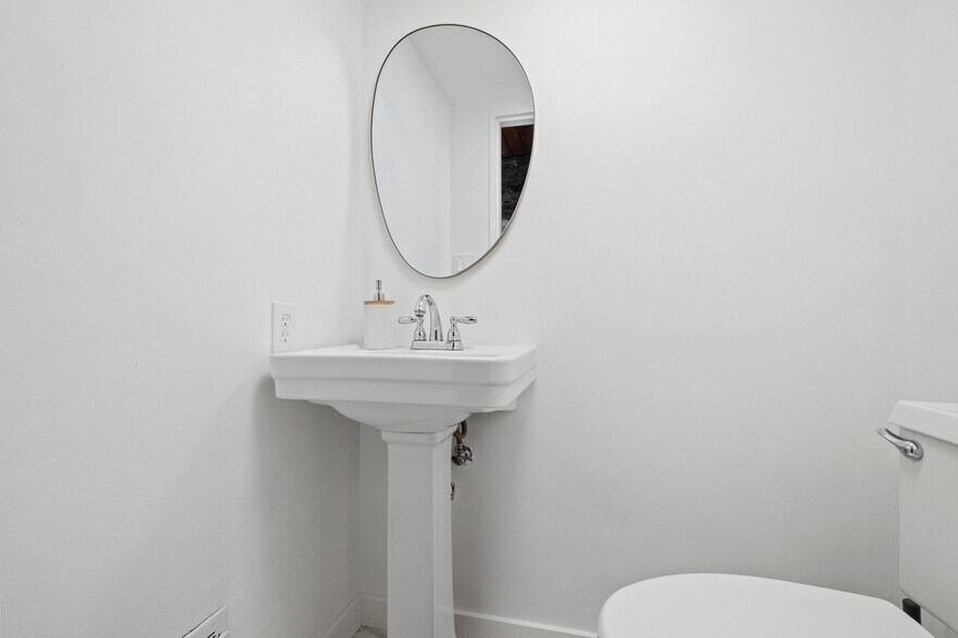 More Photos Of 176 Kingsview Dr, Weirton Showroom For Sale