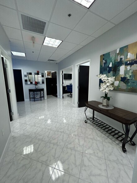 More Photos Of 13538 Village Park Dr, Orlando Office Residential For Lease
