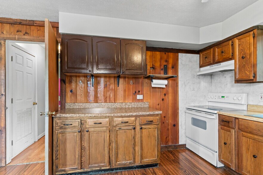 More Photos Of 305 S Ferguson St, Henryville General Retail For Sale