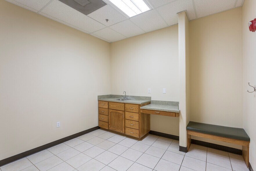 More Photos Of 1022 E Griffin Pky, Mission Medical For Sale