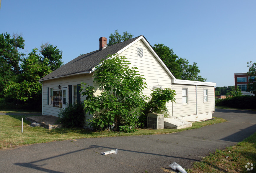 Primary Photo Of 9510 Center St, Manassas Medical For Lease