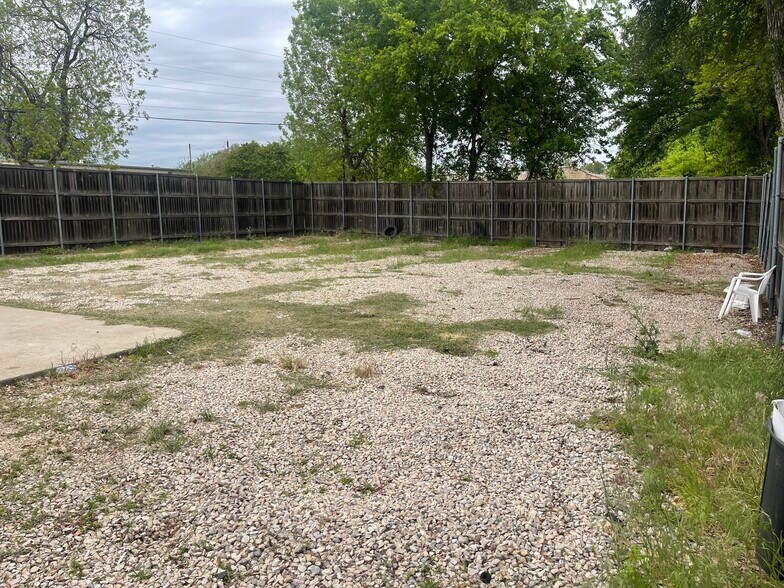 More Photos Of 2513 E Union Bower Rd, Irving Warehouse For Lease