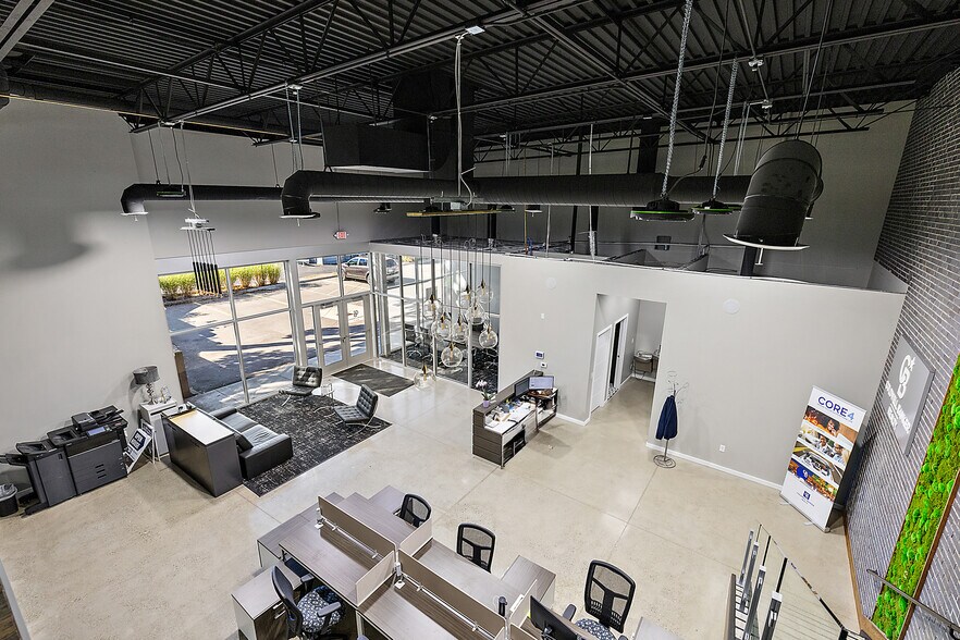 More Photos Of 311 W University Dr, Rochester Freestanding For Lease