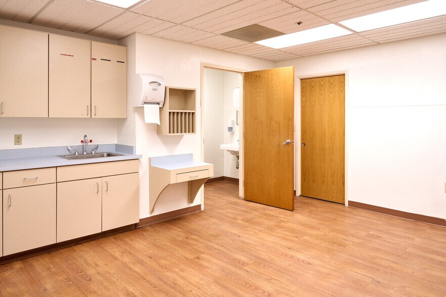 More Photos Of 2020 Palomino Ln, Las Vegas Medical For Lease