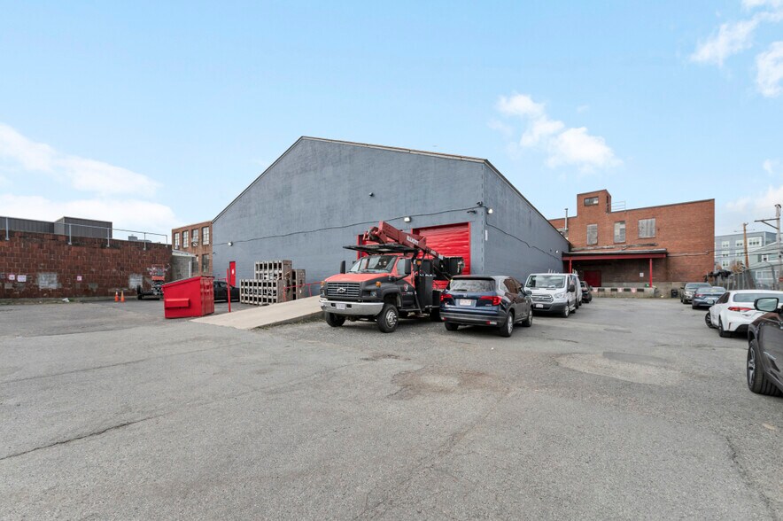 More Photos Of 165-167 Bow St, Everett Light Manufacturing For Lease