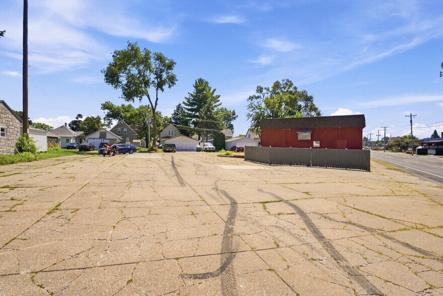 More Photos Of 2025 Hickory Grove Rd, Davenport Bar For Sale