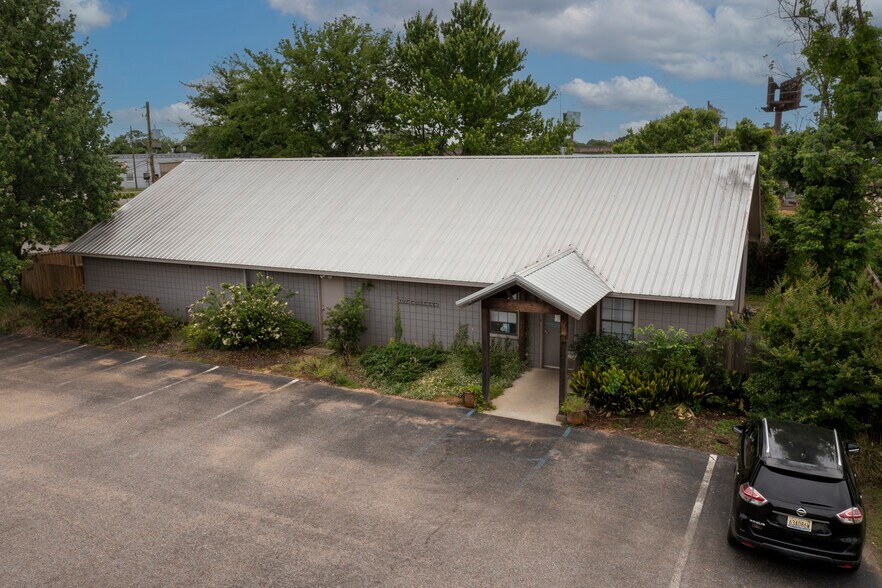 More Photos Of 1600 Greensboro Ave, Tuscaloosa Veterinarian Kennel For Sale