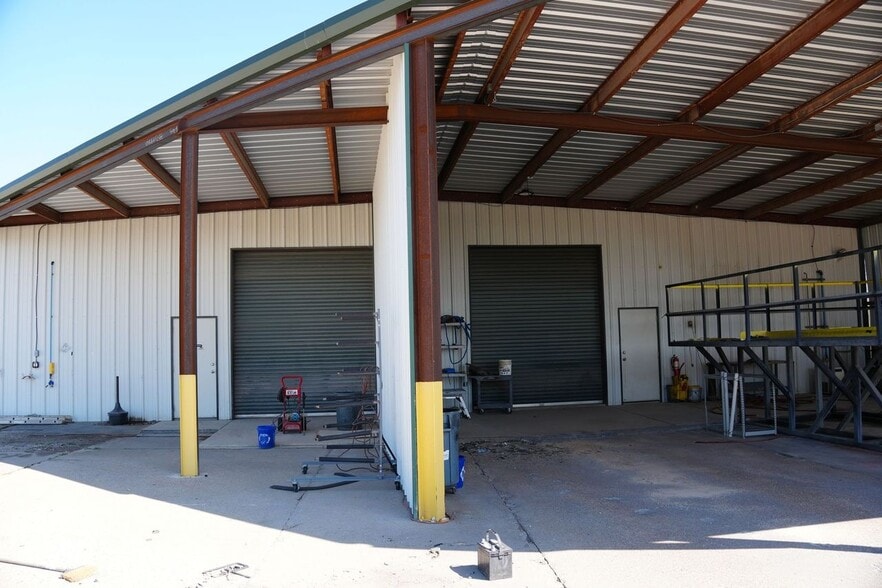 More Photos Of 13189 Harmon Rd, Fort Worth Warehouse For Sale