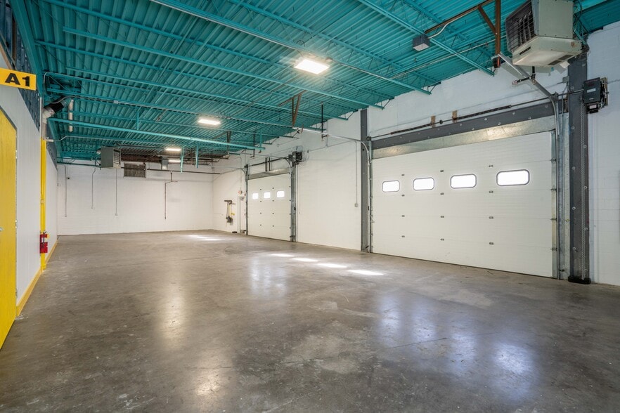 More Photos Of 6 Britton Dr, Bloomfield Warehouse For Lease