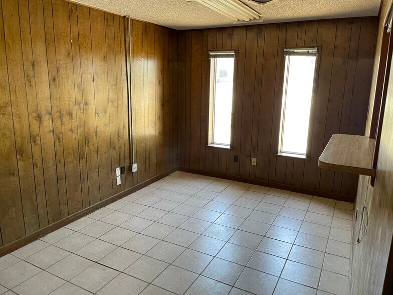 More Photos Of 2306 E Broadway St, Sweetwater Truck Terminal For Lease