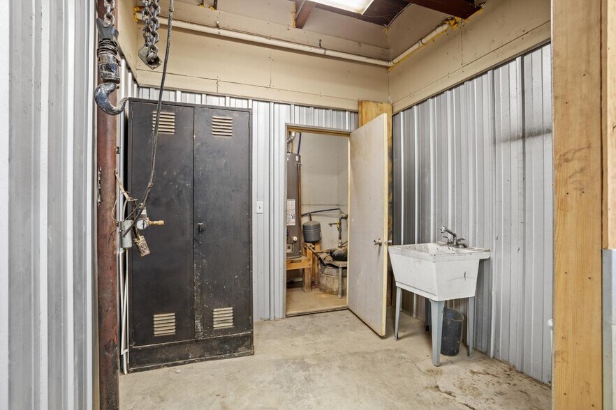 More Photos Of 4415 Burdick Expy E, Minot Office For Lease