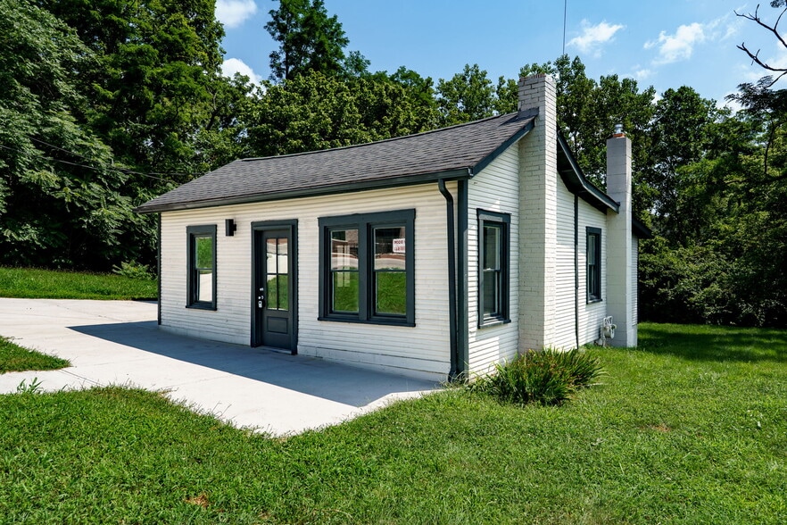 More Photos Of 520 N Broadway St, Lebanon Showroom For Sale