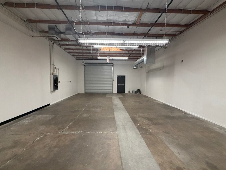 More Photos Of 21421 N 11th Ave, Phoenix Distribution For Sale