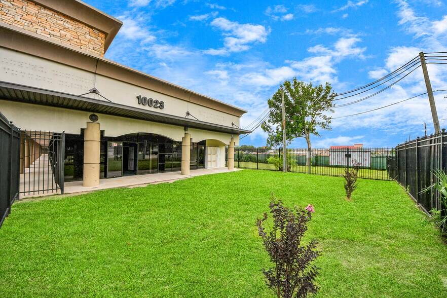 More Photos Of 10019 Main St, Houston Office For Lease