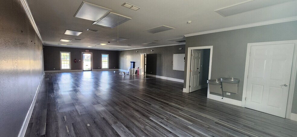 More Photos Of 1221 US 19 S, Leesburg General Retail For Lease