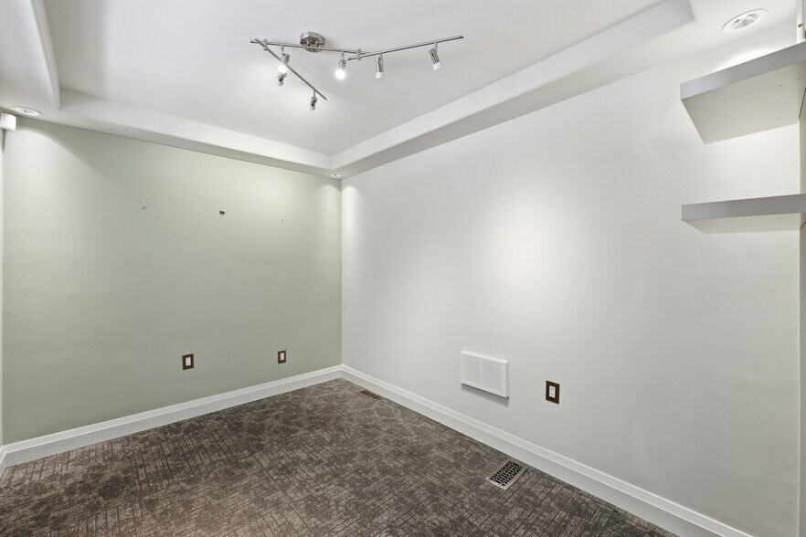 More Photos Of 60 King St W, Hamilton Office For Sale