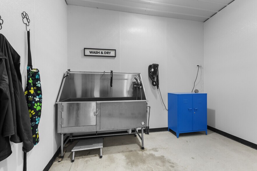 More Photos Of 390 Progress Dr, Cottage Grove Veterinarian Kennel For Sale