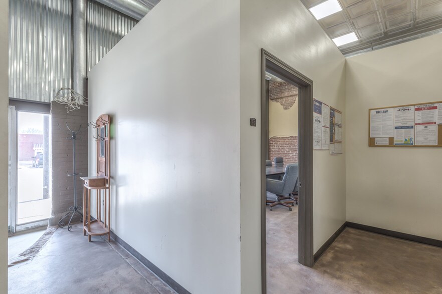 More Photos Of 204 S Broadway, Coweta Office For Sale