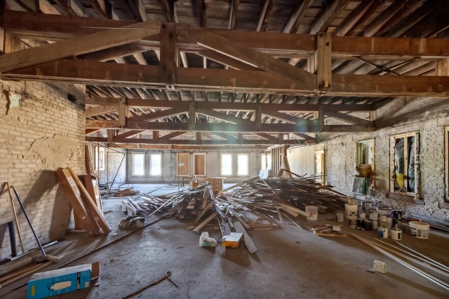 More Photos Of 225 E Superior St, Alma Office For Sale