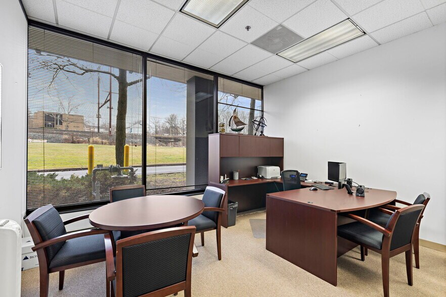 More Photos Of 399 Thornall St, Edison Office For Lease