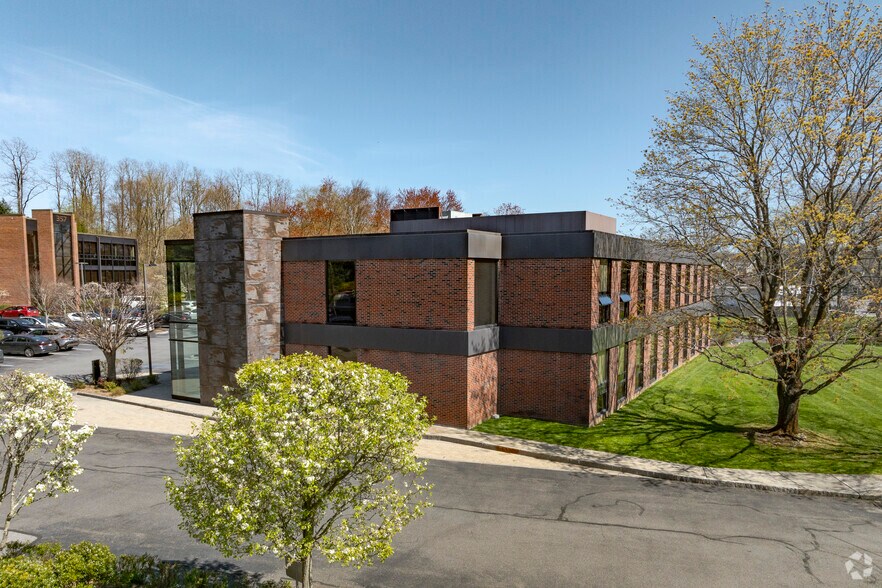 More Photos Of 355 Main St, Armonk Unknown For Lease