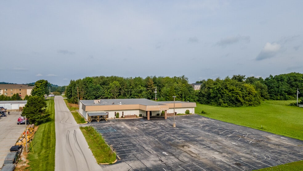 More Photos Of 1849 Gardner Ln NW, Corydon Sports And Entertainment For Sale