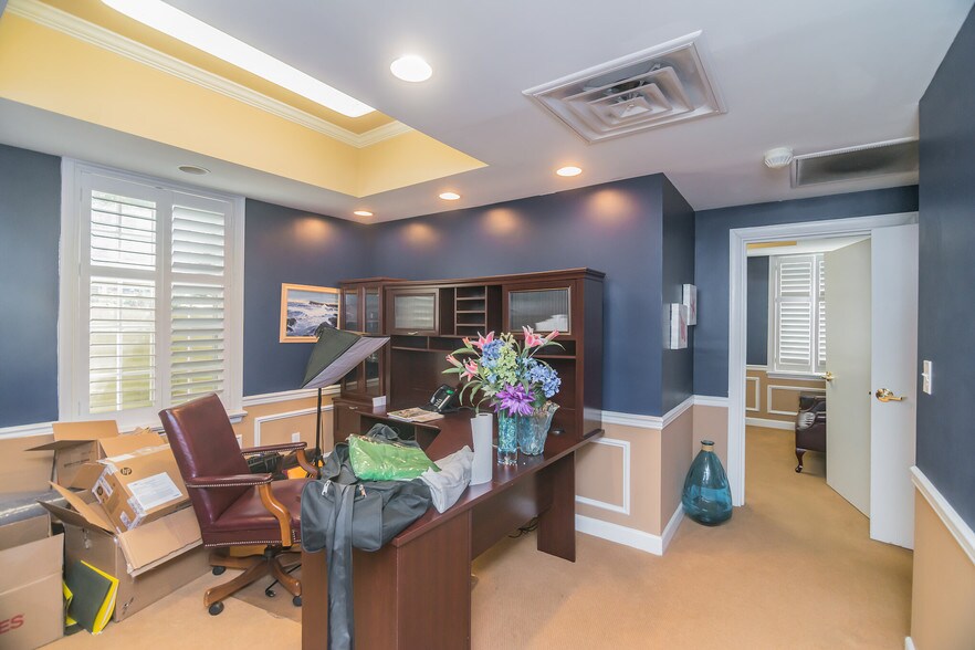 More Photos Of 410 Pine St SE, Vienna Office For Lease