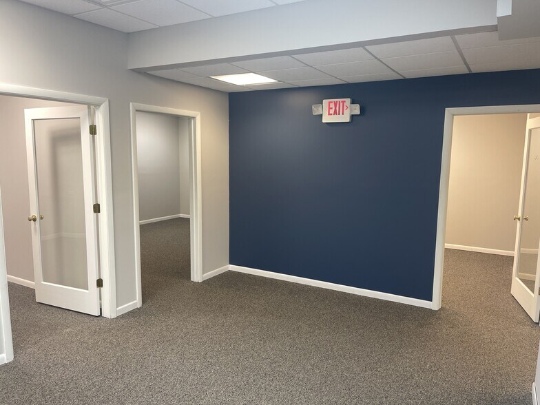 More Photos Of 707-717 N Iowa Ave, Villa Park Office For Sale