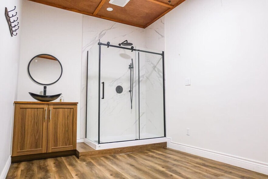 More Photos Of 155 E Beaver Creek Rd, Richmond Hill Office For Sale