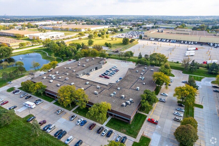 More Photos Of 11100-11190 Aurora Ave, Urbandale Flex For Lease