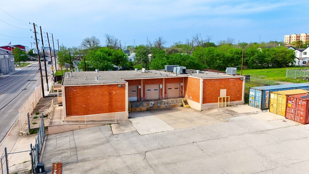 More Photos Of 1403 E Houston St, San Antonio Flex For Lease