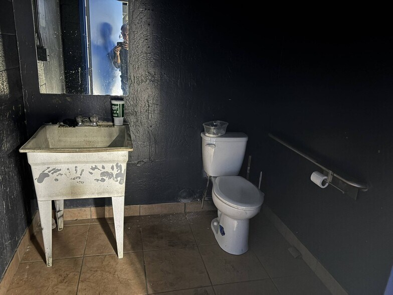 More Photos Of 7740 W Indian School Rd, Phoenix Auto Repair For Lease