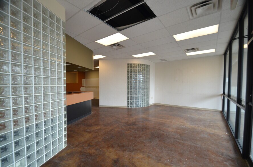 More Photos Of 3860-3884 Vogel Rd, Arnold Storefront For Lease