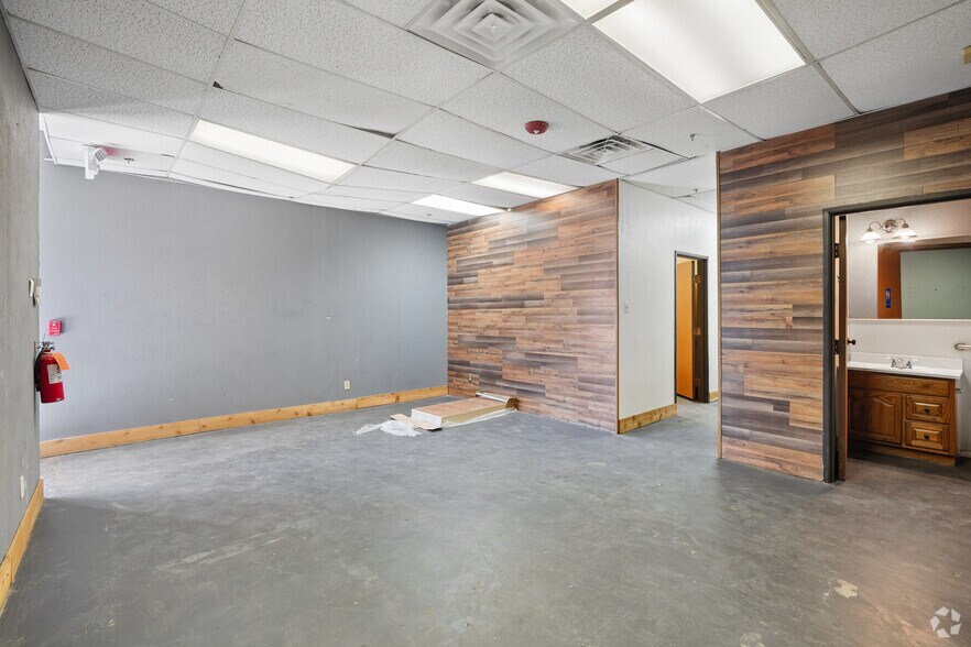 More Photos Of 1400 Summit Ave, Plano Showroom For Lease