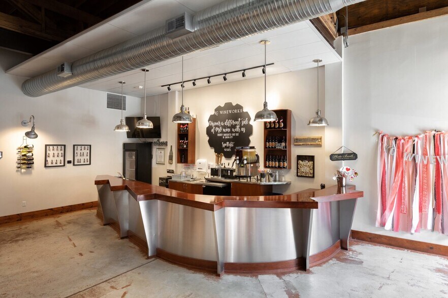 More Photos Of 1829 McGee St, Kansas City Storefront For Lease