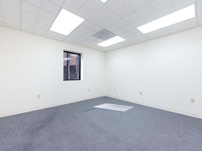 More Photos Of 1812 W Morehead St, Charlotte Office Residential For Lease