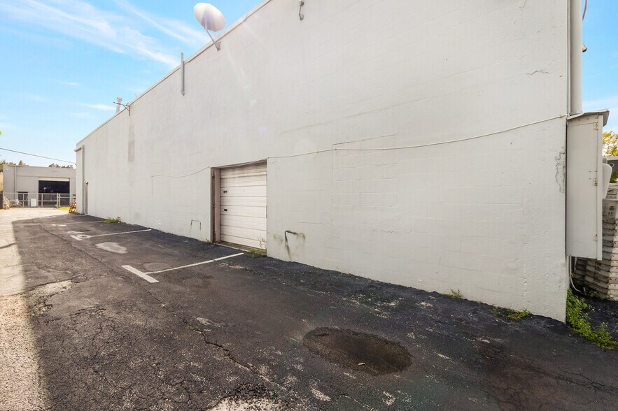 More Photos Of 960-964 NW 53rd St, Fort Lauderdale Warehouse For Lease