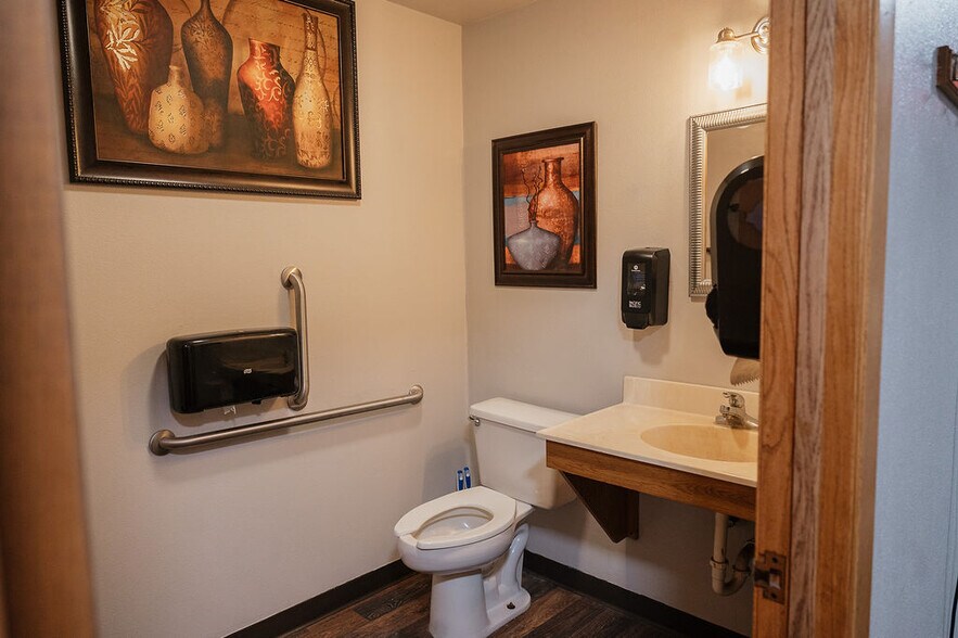 More Photos Of 510 Main St, Ormsby Restaurant For Sale