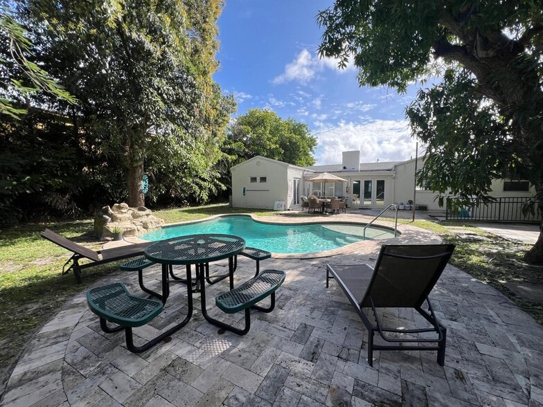 More Photos Of 545 Ne 23rd St, Wilton Manors Rehabilitation Center For Lease