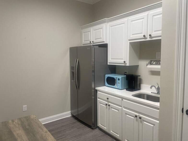 More Photos Of 1201 S Purpera Ave, Gonzales Office For Lease