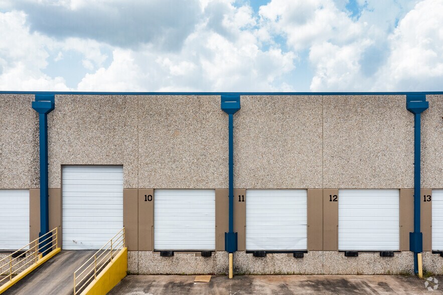 More Photos Of 8705 Citypark Loop, Houston Unknown For Lease