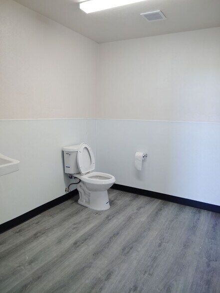 More Photos Of 16187 Yucca St, Hesperia Warehouse For Sale