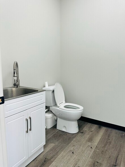 More Photos Of 1195 E Main St, Melbourne Loft Creative Space For Sale