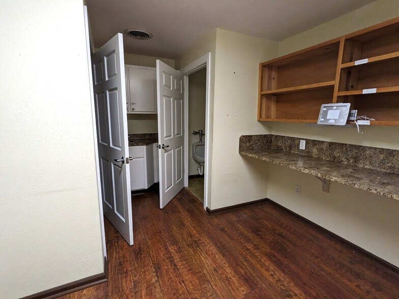 More Photos Of 214 S Burnside Ave, Gonzales Medical For Lease