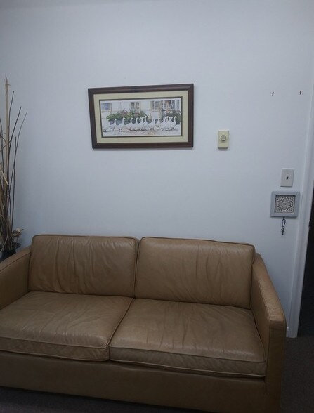 More Photos Of 1019 Farmington Ave, Bristol Office For Lease