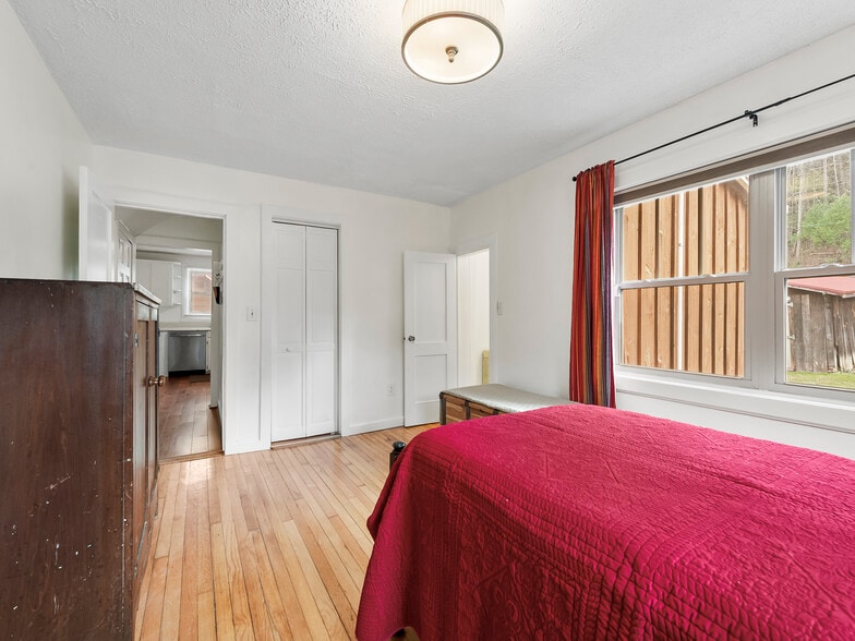 More Photos Of 58 Gunter Town Rd., Marshall Self Storage For Sale