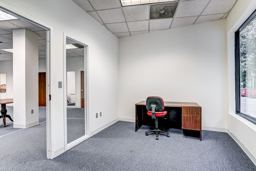 More Photos Of 901 Moorefield Park Dr, Richmond Office For Lease