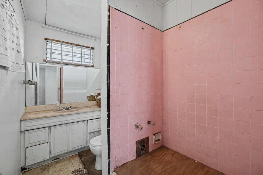More Photos Of 748 Gulick Ave, Honolulu Office For Sale