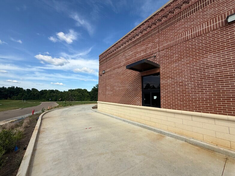 More Photos Of 415 Griffin St, Brandon Service Station For Lease